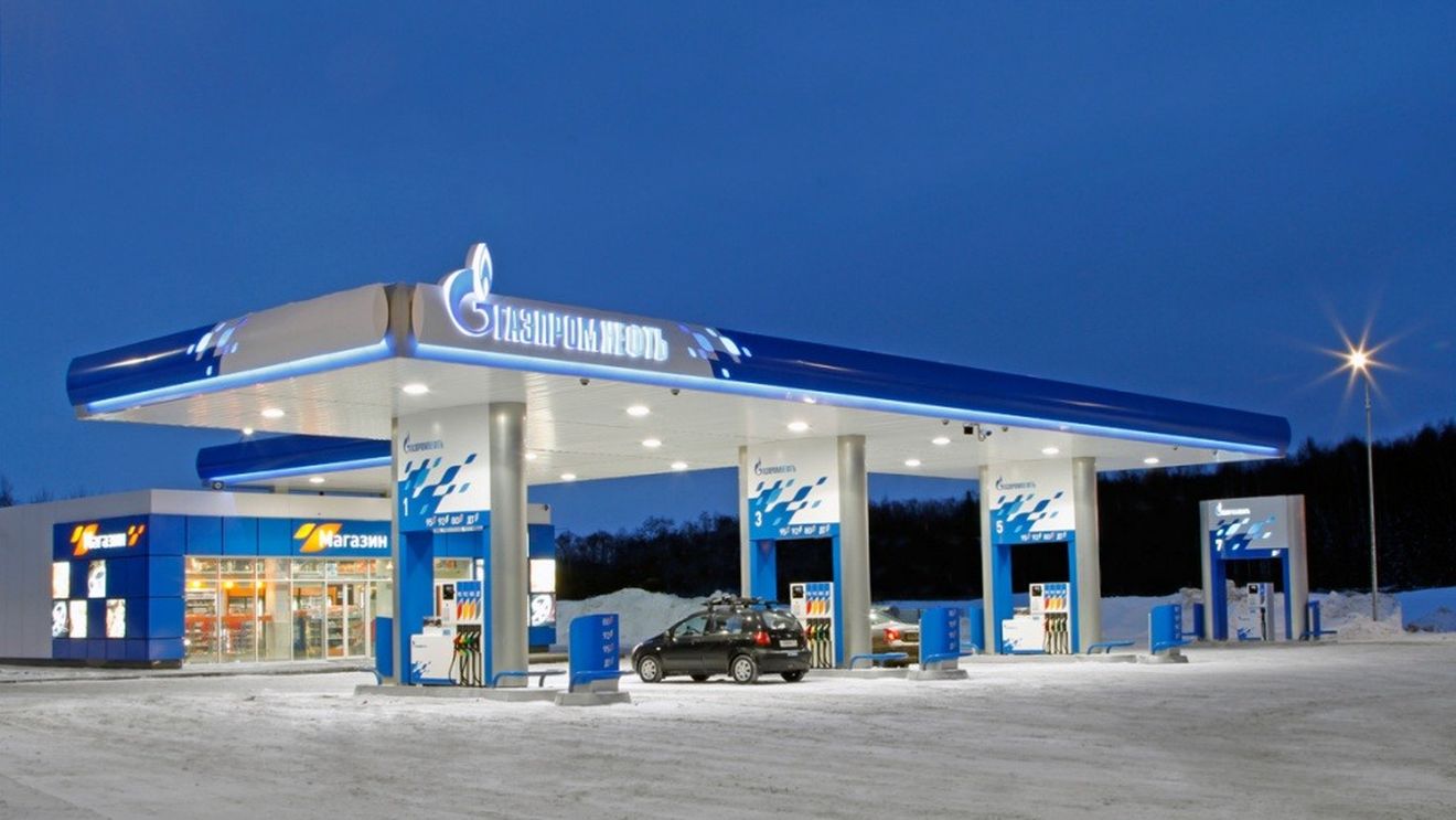 Ministrul de Interne susține „sancţionarea şi revizuirea” contractelor pentru carburant pe care instituțiile române le au cu firme din Rusia