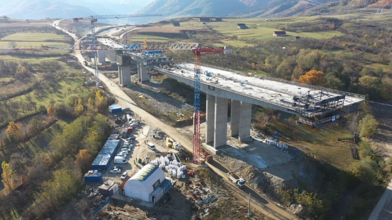 FOTO Autostrada Sibiu – Piteşti: Lotul Sibiu – Boiţa a ajuns la 55% execuţie. Constructorul PORR lucrează pe şantier cu 500 de drumari şi 300 de utilaje