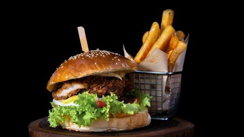 Studiu Glovo: Românii, mari fani fast-food. Utilizatorii platformei au cumpărat peste 6,1 milioane de burgeri în ultimul an. București, Constanța și Timișoara, în topul oraşelor cu cel mai mare consum