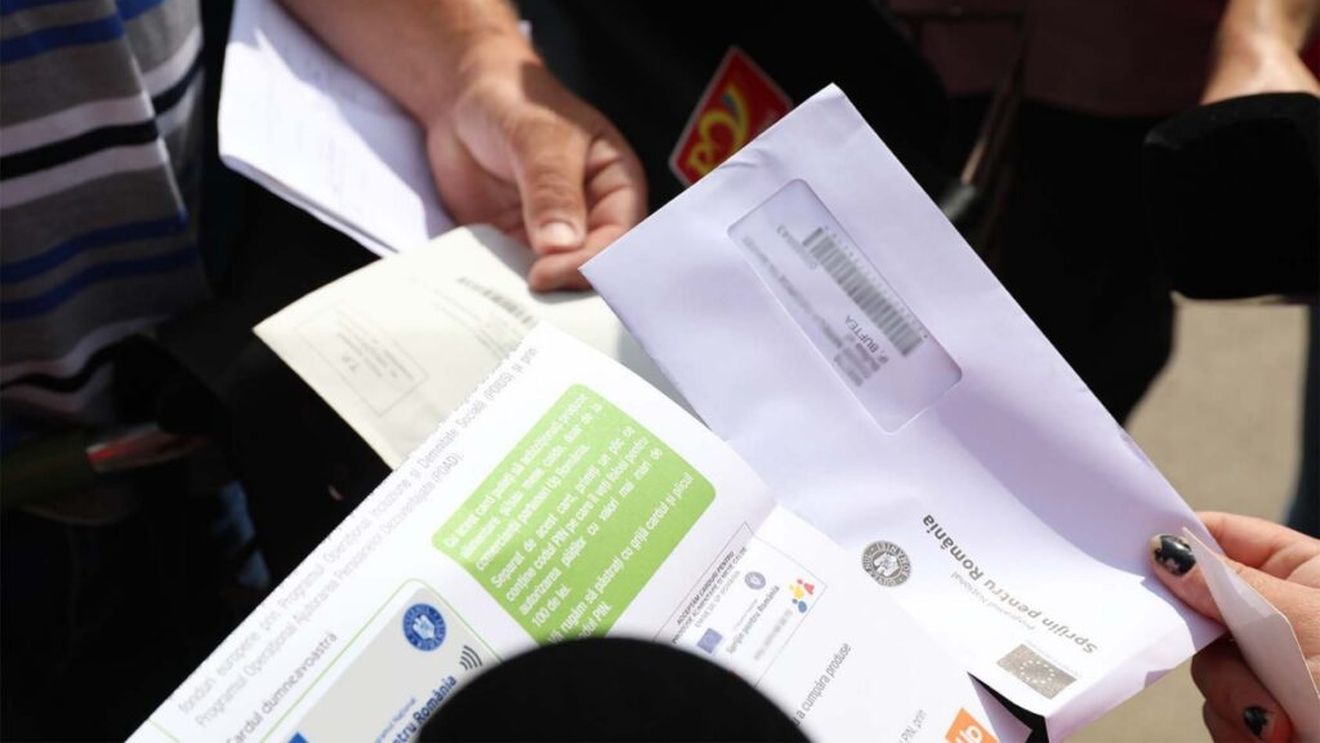 Poșta Română începe distribuirea primelor carduri pentru ajutoarele sociale de 250 lei/ Încărcarea primei tranșe se va face în perioada 20-24 iunie