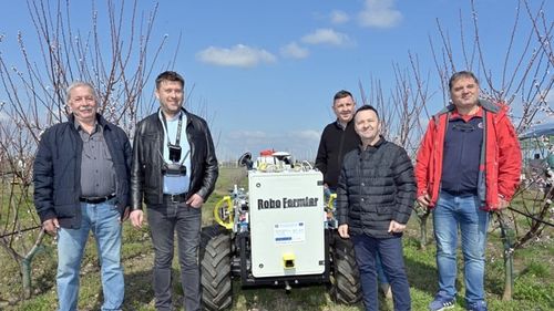 INTERVIU Soluții inedite pentru criza forței de muncă în agricultură: Un fermier prahovean apelează la roboţi pentru lucrul în plantaţia de cătină / Prototip 100% românesc de robot culegător