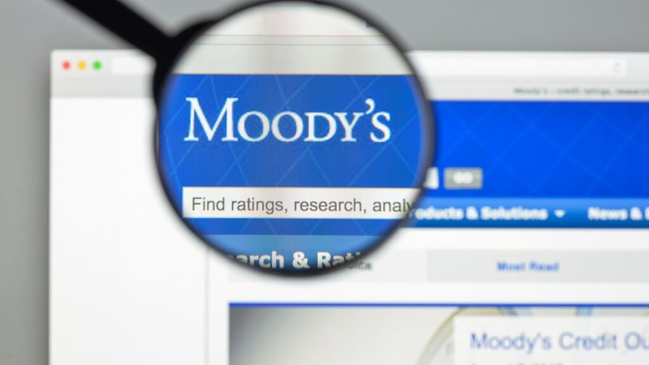 Moody's a coborât ratingul Franței cu o treaptă, după ce Emmanuel Macron l-a nominalizat premier pe François Bayrou