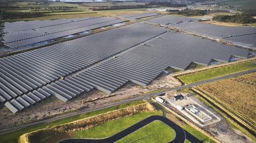 Investiție semnificativă. Guvernul anunță că nemții de la AE SOLAR vor produce panouri solare în România, printr-o investiție de un miliard de euro într-o fabrică / Executivul caută bani să sprijine proiectul