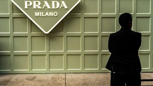 Gigantul italian Prada e interesat de noi achiziţii după finalizarea cumpărării Versace