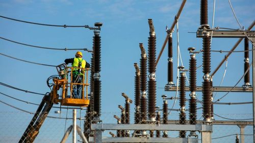 Ministrul Energiei: România se grăbeşte să construiască o nouă linie de înaltă tensiune pentru a transporta energie electrică de-a lungul ţării şi până în Ungaria