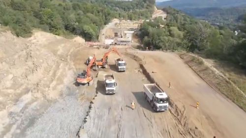 VIDEO Autostrada Sibiu - Pitești. Lotul 3 Cornetu - Tigveni avansează susținut, anunță CNAIR / Peste 900 de oameni și aproximativ 200 de utilaje și echipamente sunt mobilizate în prezent pe șantier
