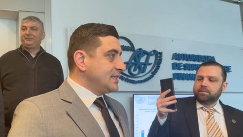 Liderul AUR, George Simion, protest la ASF, împreună cu zeci de susținători / Deputatul a pătruns în sediul instituției / În decembrie, a procedat la fel la sediul ministerului Energiei