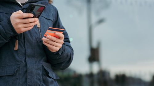 Studiu: Numărul transferurilor de bani din diaspora către România va creşte cu aproximativ 15% în aprilie, față de luna anterioară