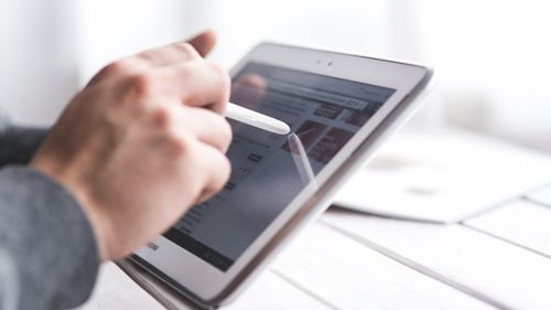 Circa 53% dintre retailerii mici din România intenţionează să îşi vândă produsele exclusiv online