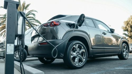 Bani pentru „verde”. Tichetul Rabla pentru mașini electrice se majorează la 7.500 euro / Casa Verde Plus se extinde cu finanțări pentru baterii și pompe de căldură