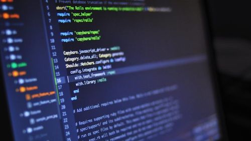 Studiu. Două treimi dintre directorii generali ai celor mai mari companii din lume plănuiesc o investiţie majoră în date şi tehnologie