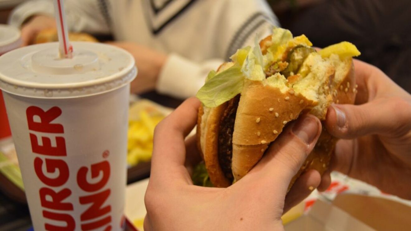 Un holding polonez vrea să ia 40 de milioane de euro de la BERD pentru a extinde rețeaua de restaurante Burger King și Popeyes, inclusiv în România