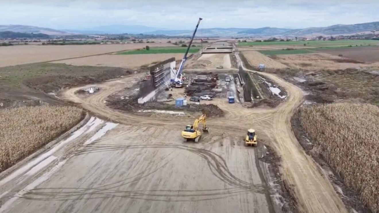 VIDEO Autostrada Unirii A8 Târgu Mureș - Miercurea Nirajului. Cum arată șantierul acestei secțiuni de 24 km, construită de firma turcă Nurol