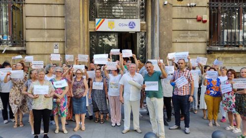 FOTO Încă o zi de proteste față de măsurile de austeritate / Angajaţi din Finanţe şi ANAF, de la ministerul Investițiilor Europene, de la agențiile de protecția mediului, de la administrațiile bazinale de Apă și de la OSIM, nemulțumiți de tăierea sporului de condiţii vătămătoare de muncă