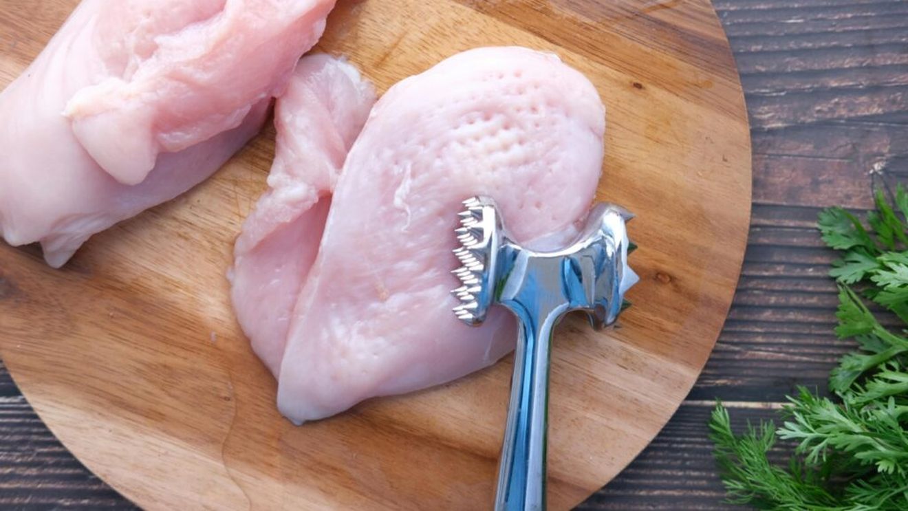 Consumul şi producţia de carne de pui, în creştere în ultimii ani, potrivit Uniunii Crescătorilor de Păsări din România/ "În mod normal, pe primul loc la producția de carne trebuia să fie porcul, dar la porc sunt probleme legate de Pesta Porcină Africană"