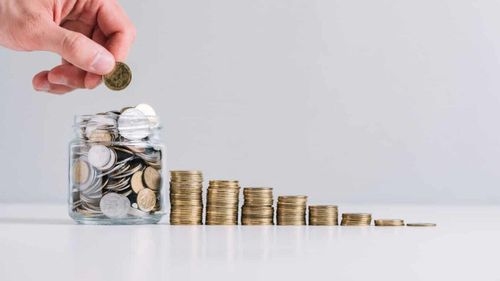 Studiu: Circa 13% dintre români iau în calcul să țină banii la saltea în 2023, mai puțin față de 18% la nivel european. În topul cetățenilor care țin banii la saltea se numără nemții, iar la polul opus sunt englezii