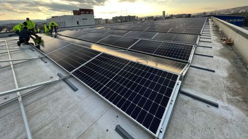 Un consorțiu greco-american va construi pentru 300 de milioane euro trei parcuri fotovoltaice la Complexul Energetic Oltenia