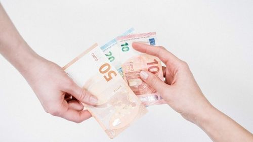 Persoanele vulnerabile vor primi un sprijin total de 1,8 miliarde de euro în 2023. Lista formelor de sprijin acordate din fonduri europene / Guvernul se gândește la vouchere pentru repararea locuințelor și pentru achiziția de electrocasnice