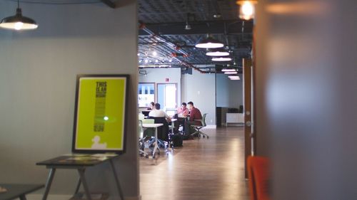 Angajații lucrează încă de acasă: Cererea pentru spații de birouri a scăzut și în 2021, cu aproape 10%. Rata de neocupare, la maximul ultimilor 7 ani / „Mult așteptata întoarcere va mai avea probabil de așteptat cel puțin câteva trimestre”