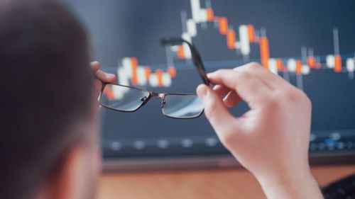 Sondaj: Investitorii individuali se tem de instabilitate în România și au încredere scăzută în economia locală / Nu este clar în ce direcție va merge țara cu cel mai mare deficit bugetar din UE