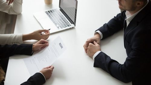 Pulsul pe piața muncii: Se simte o încetinire a eforturilor de recrutare în cele mai multe domenii, în special în cele vizate de măsurile fiscale. În construcții crește oferta de joburi cu relocare în UE/ BestJobs: Ne așteptăm să vedem impactul real al acestei reforme în următoarele luni