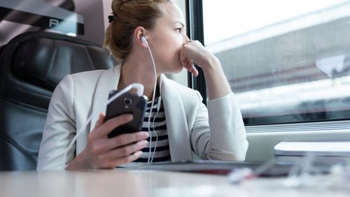 Cei mai inteligenți oameni din sală ascultă cu toții același podcast. Cum a ajuns o emisiune cu episoade de până la 9 ore preferata oamenilor de business?