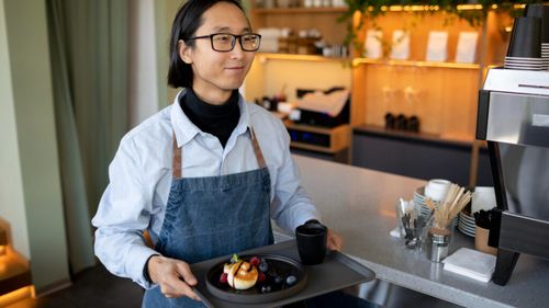 Protecție sporită pentru muncitorii sezonieri străini din România: sunt simplificate procedurile și clarificate regulile / Legea, promulgată de președinte