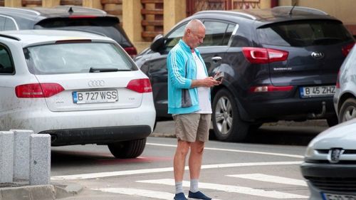 Modificări la Codul Rutier: limită de viteză de 30 km/h pentru biciclişti şi interzicerea utilizării telefonului mobil pentru pietonii care traversează strada