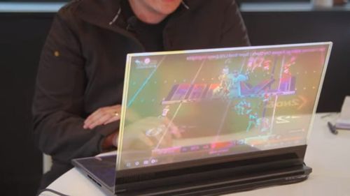Lenovo a prezentat Project Crystal, un prototip de laptop cu ecran transparent