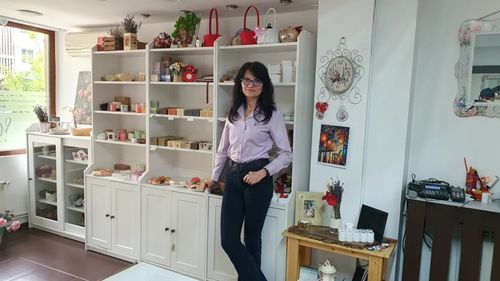 Cum a transformat o româncă săpunul produs în casă într-o afacere. Clienții primesc răvașe inspiraționale