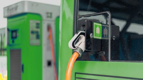 Ministerul Investițiilor și Proiectelor Europene taie din banii alocați pentru dezvoltarea de școli verzi și achiziția de microbuze electrice