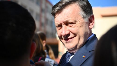 Cine este Crin Antonescu, candidatul coaliției PSD-PNL-UDMR cotat cu șanse egale cu Nicușor Dan să intre în finala alegerilor prezidențiale din 2025