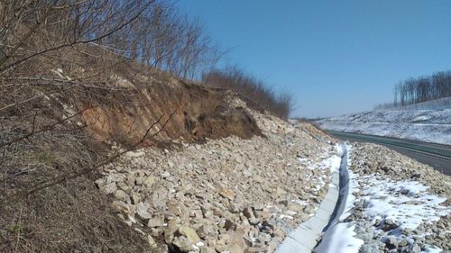 FOTO VIDEO Alunecare masivă de teren pe „Autostrada muzeu”. Pericol pentru participanţii la trafic