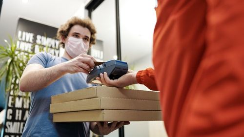 INTERVIU De ce s-ar mai angaja cineva la Glovo după ce platforma a anunțat concedierile pe Zoom? Noul manager general: În continuare din afară suntem văzuți ca un business cool/ „România este o piață foarte dezvoltată din punct de vedere delivery”/ „Se comandă mai multe produse cu prețuri mici”