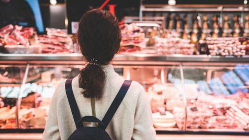 Producția de carne a crescut în România în martie față de luna precedentă, la toate speciile de animale. Față de anul trecut, a scăzut producția de carne de porc și vită