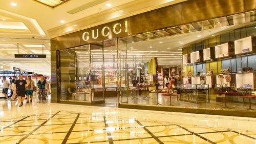 Kering, proprietarul Gucci, se apropie de un acord de 4 miliarde de euro pentru a-și vinde divizia de cosmetice către L’Oréal