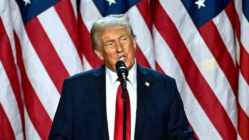 Oamenii plătesc milioane de dolari pentru a lua masa cu Donald Trump la proprietatea lui din Florida