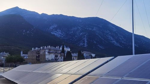 Companiile românești Simtel și Prime Batteries au construit un proiect inovator de stocare a energiei la Schitul Românesc Prodromu de pe Muntele Athos din Grecia