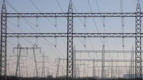 Federația Patronală a Energiei: „Taxa pe stâlp” este excesivă, descurajează investițiile și provoacă firmele să reducă locurile de muncă și să pună presiune pe prețurile suportate de consumatori