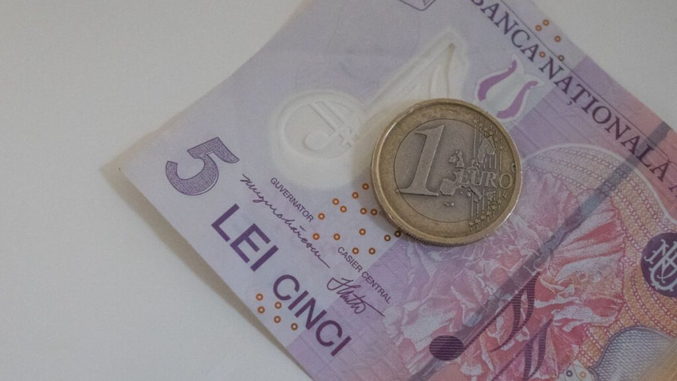 Analiză Frames: Rocada guvernamentală a contribuit la scăderea leului în raport cu euro