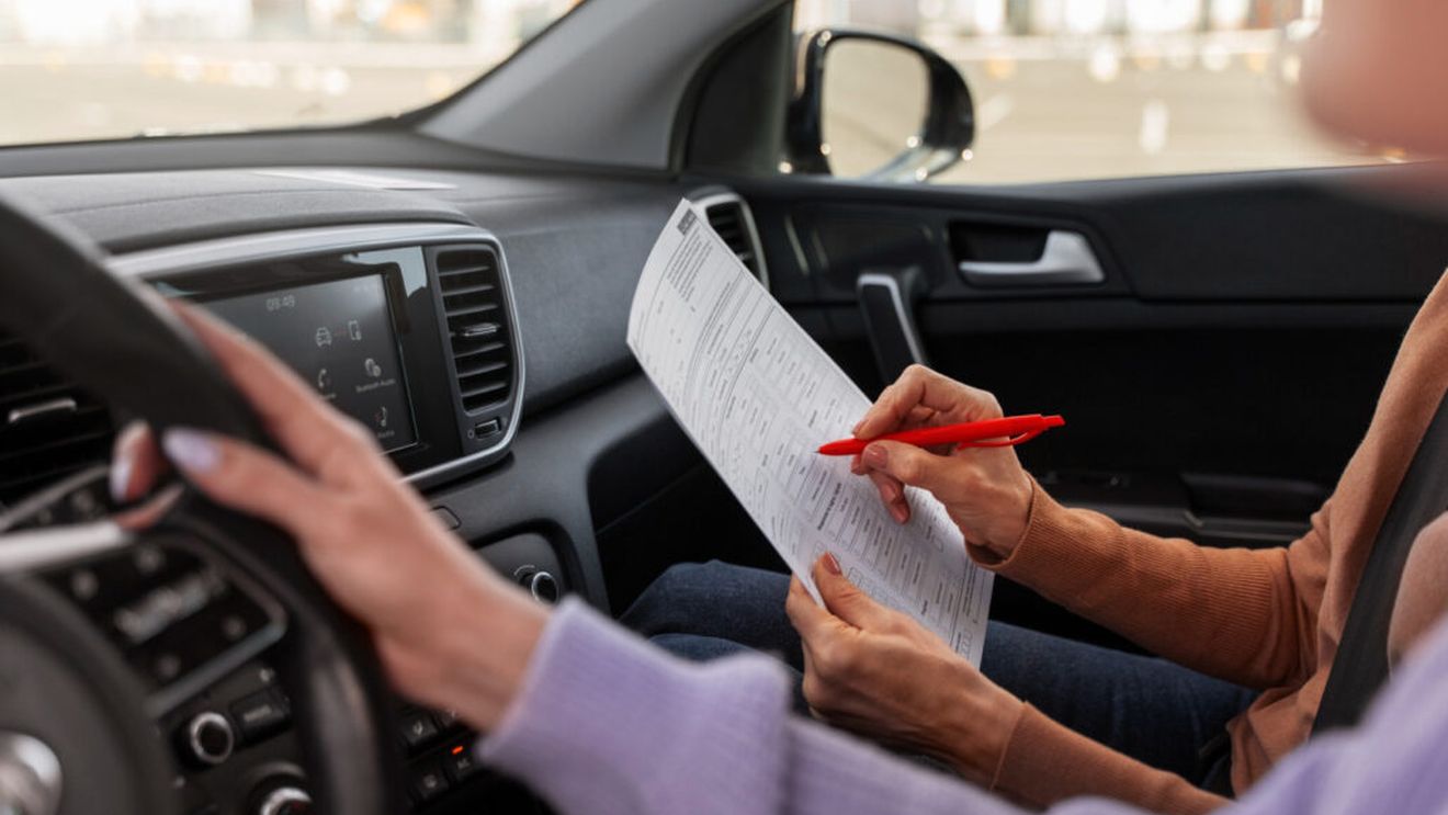 O companie de ridesharing din România și-a dus mai mulți șoferi la Academia Titi Aur, pentru a învăța conducerea defensivă