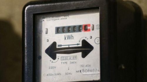 Câți români au schimbat furnizorul de electricitate în acest an, înaintea eliminării plafonării prețurilor / Un furnizor a atras în iunie peste 83.000 de clienți
