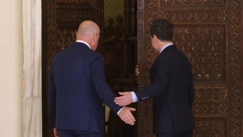 Update. Sindicalişti din patru confederaţii sindicale protestează joi la Palatul Cotroceni. Aceștia cer mediere între Guvern şi partenerii sociali