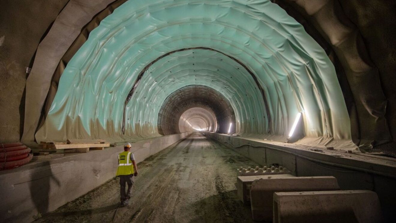 VIDEO Autostrada Sibiu - Pitești. Avansul foarte bun din şantierul secţiunii 4 Curtea de Argeş - Tigveni face posibilă deschiderea circulaţiei mult mai devreme, crede ministrul Transporturilor