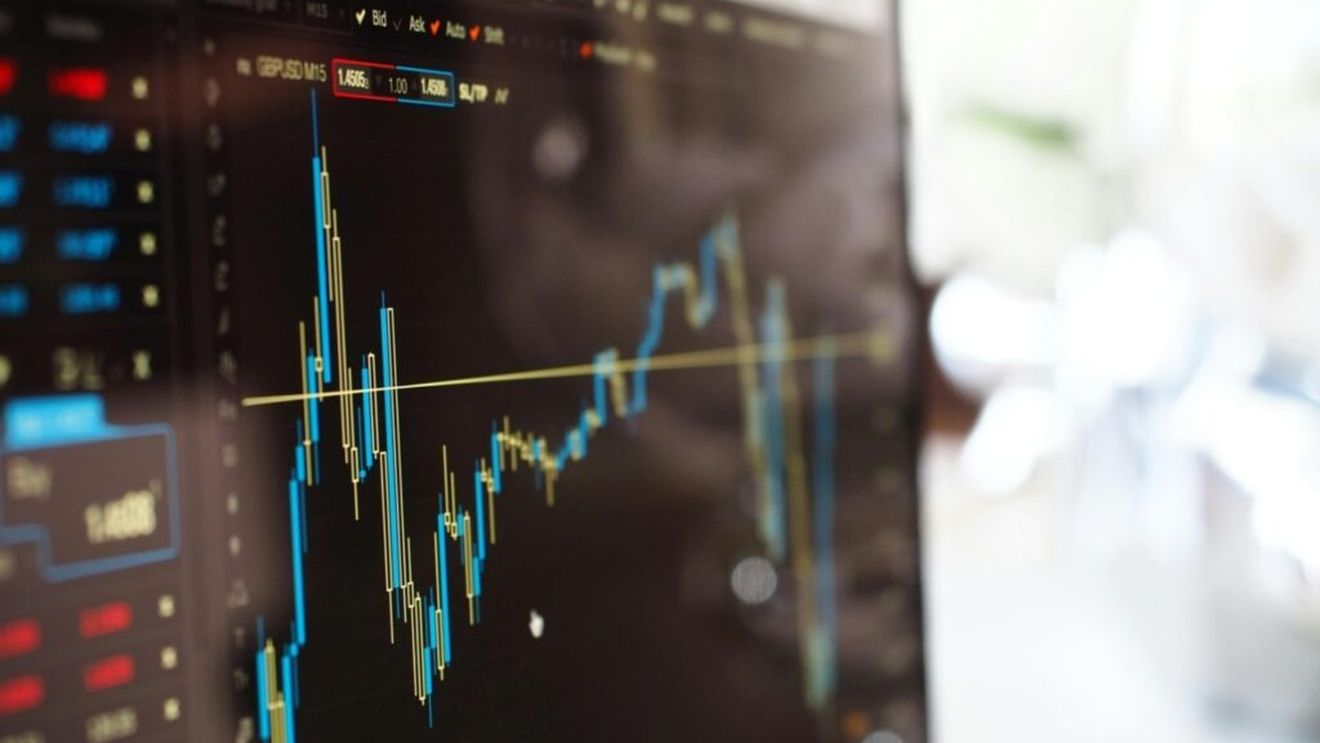 Ministerul Finanţelor a atras peste 620 milioane lei şi 112 milioane euro prin şase emisiuni de titluri de stat pentru populaţie Fidelis, în cadrul celei de-a patra oferte publice derulată în acest an pe piaţa de capital / Titlurile de stat Fidelis emise în mai au debutat joi la tranzacţionare la Bursă