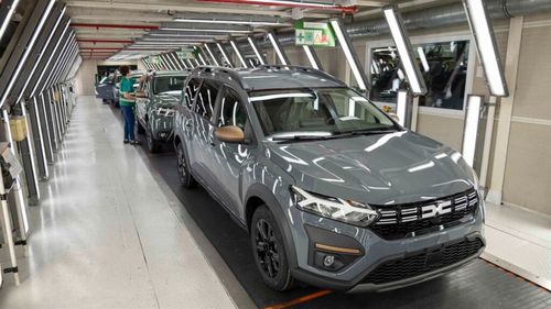 Românii cumpără și mașini online, nu doar haine sau electrocasnice. Dacia: În primele 10 luni ale anului 2023 am înregistrat 8.000 de comenzi online, dublul față de vânzările înregistrate în anul trecut