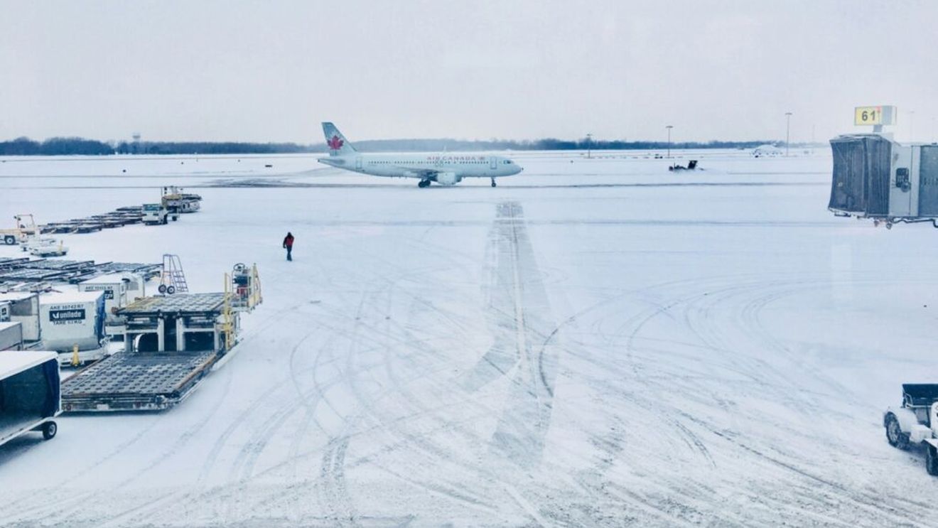 O parte din zborurile programate pentru miercuri pe aeroporturile din Paris vor fi anulate din cauza ninsorilor prognozate