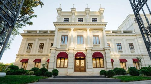 FOTO Israelienii de la Hagag au transformat Palatul Știrbei în galerii de lux. Inclusiv Gucci a revenit în România, cu un magazin