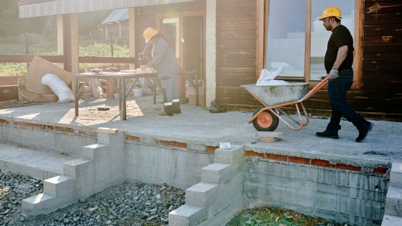 Numărul de locuințe finalizate în România a scăzut cu aproape 25%, în primul semestru din 2024 / Picajul ar fi fost mai mare, dacă nu se construiau locuințe din fonduri publice