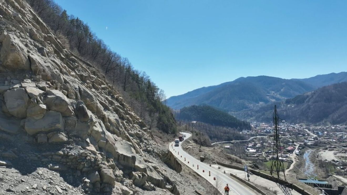 Compania de Drumuri va monta plase de protecţie împotriva căderilor de bolovani, pe DN 10, în zona localității Siriu / Contract de 33 de milioane de lei  